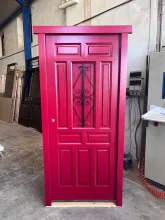 puerta calle ventanuco pintada rojo