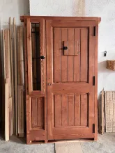 puerta exterior de madera con fijo y ventanuco tinte nogal